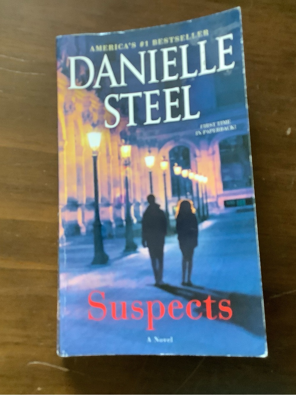 Danielle Steel "Suspects" Paperback Novel - Blue Cover